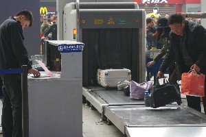 inspección de la seguridad en la estación de ferrocarril