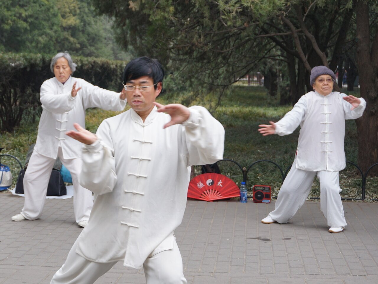 Einheimische praktizieren Tai Chi im Himmelstempel
