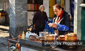 Échoppe ambulante de vente de petits pains chinois à Canton