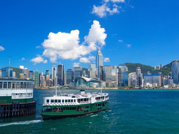 El puerto Victoria de Hong Kong bajo un cielo azul y despejado