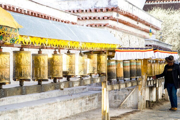 聖なるチベット、心の旅へ：ラサ＆シガツェ6日間 ～宮殿、湖、そして人々の日常に出会う～