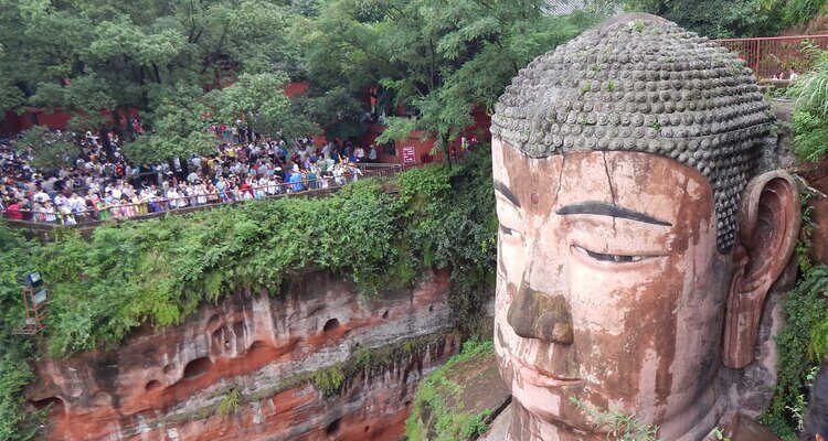 Visit Leshan Giant Buddha by hiking