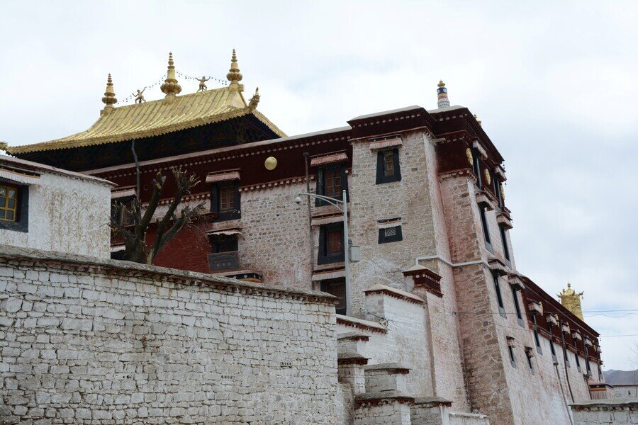 Monastère de Sera (débats des moines)