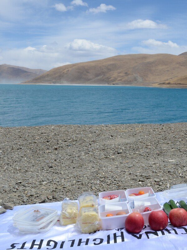 聖湖ヤムドク湖のほとりでピクニック