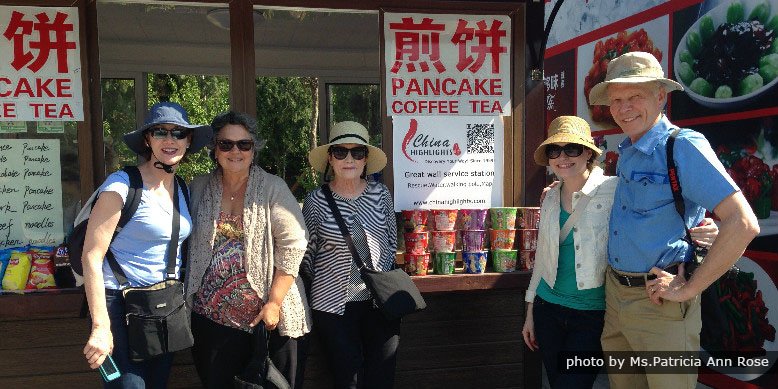 Clientes prueba las comidas locales que indica China Highlights