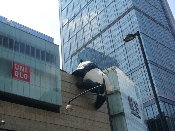 le Panda géant perché sur la façade de l'IFS