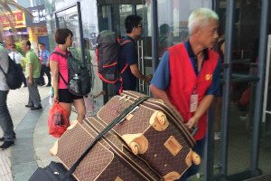 Un portero de equipaje en chaqueta roja