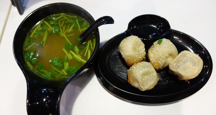 Disfrutando de una comida en Xiaoyang Shengjian