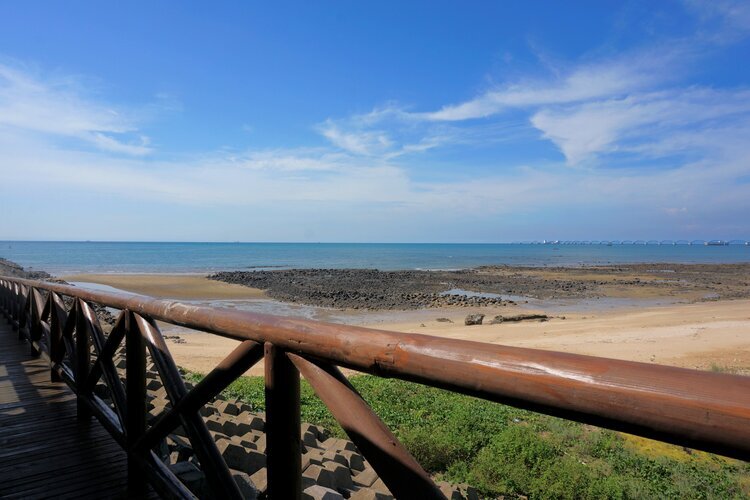 Набережная в Бэйхае: вид на океан