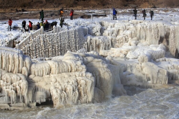 Hukou Waterfall freezes in winter