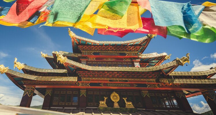 Flying prayer flages in Songzanlin Monastery