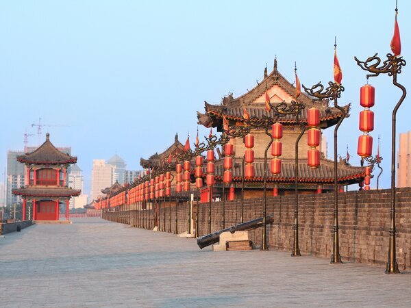 Antiche mura della città di Xi’an con torri e lanterne tradizionali