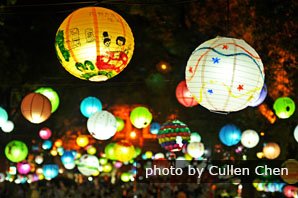 Lantern performance during Mid-autumn Festival