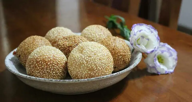 chinese new year dessert: Sesame seed balls