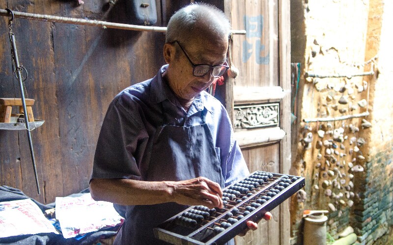 The Chinese Abacus, History, How to Use the Chinese Abacus