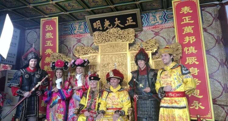 Sesión de fotos con vestimenta tradicional china en el Palacio de Verano