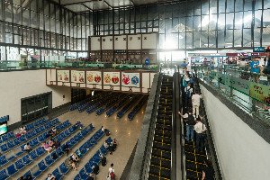 Ascensor a la sala de espera en la estación de Suzhou