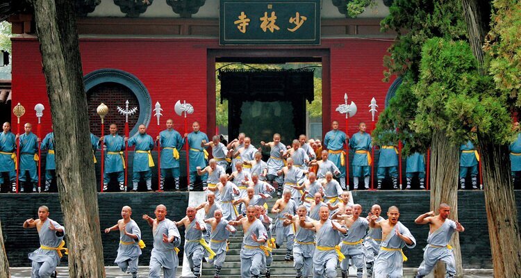 Monaci Shaolin a Luoyang durante il tour culturale della Cina di 21 giorni