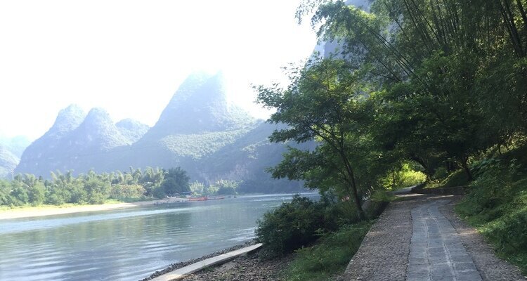 The Xingping-Nine Horses Painting Mountain Lijiang River Hiking Trail is nestled among bamboo groves and is flat and easy to walk.