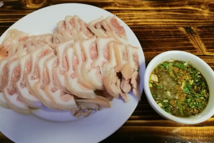 Холодная отварная копыта свиньи в соевом соусе