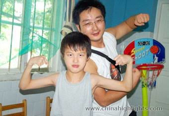 El personal de China Highlights jugando con los niños en la casa del amor