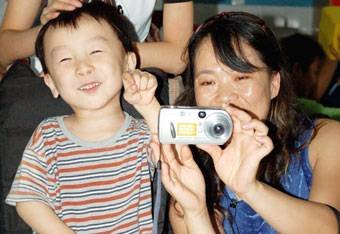 Jugando con los niños en la casa del amor