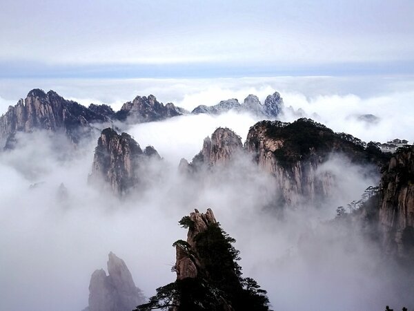 Mar de nubes sobre las montañas Huangshan en invierno