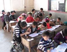 Ayudando a los niños de la escuela a dibujar