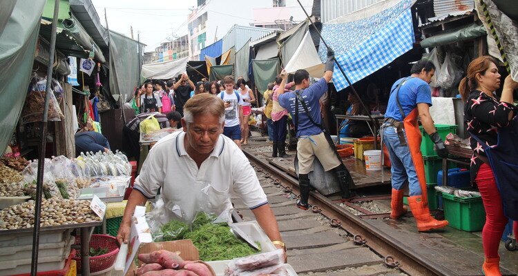 Mercado Ferroviario de Maeklong