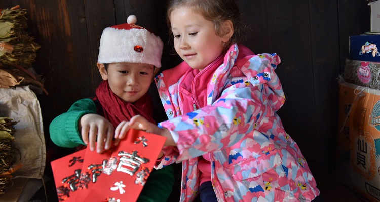 Chinesische Neujahr rote Umschläge an Kinder geben