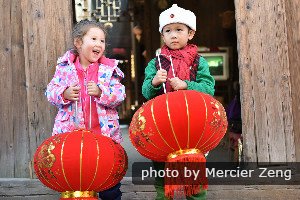 Lanterne rosse fortunate per il Capodanno cinese