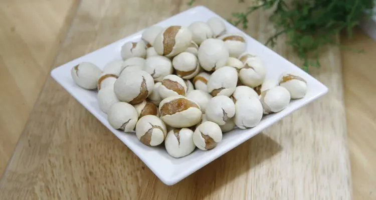 Fried flour-coated peanuts