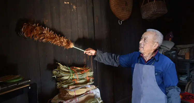 people clean house to celebrate chinese newe year