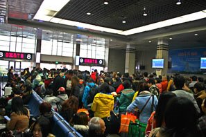 Pasajeros en la sala de espera de la estación de tren