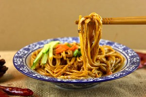 Chinese dishes, popular Chinese food, fried noodles, chao mein