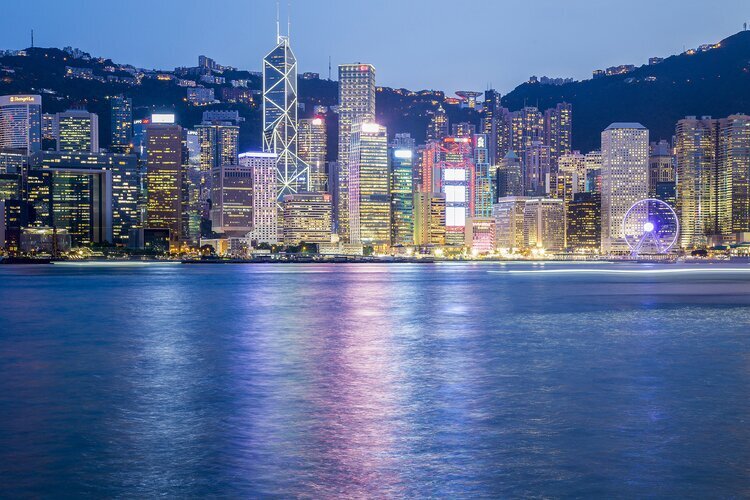 Skyline di Hong Kong illuminato sul Victoria Harbour
