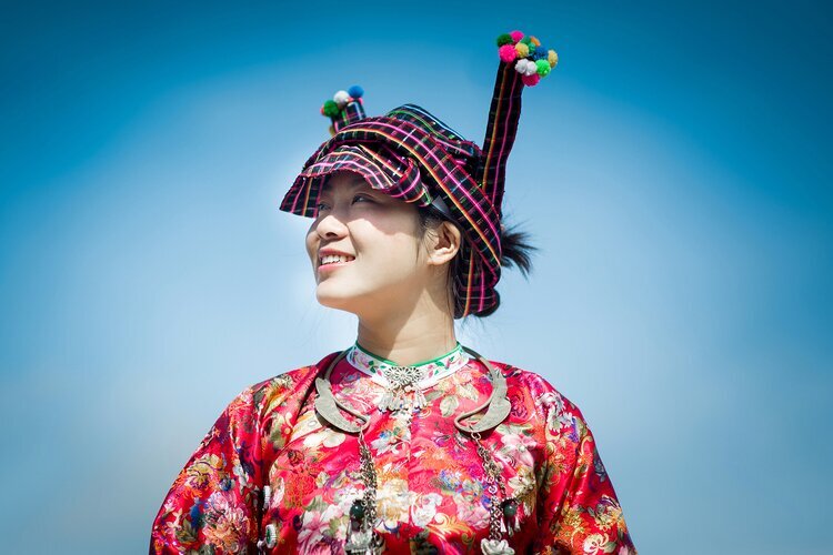 Красная женская одежда народа Чжуан