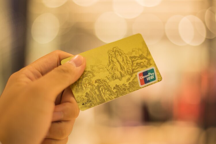 Карта UnionPay в руке