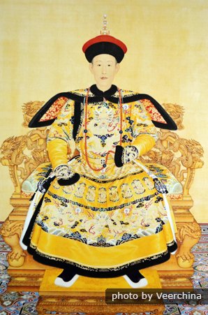 Imperatore cinese vestito con abiti reali gialli
