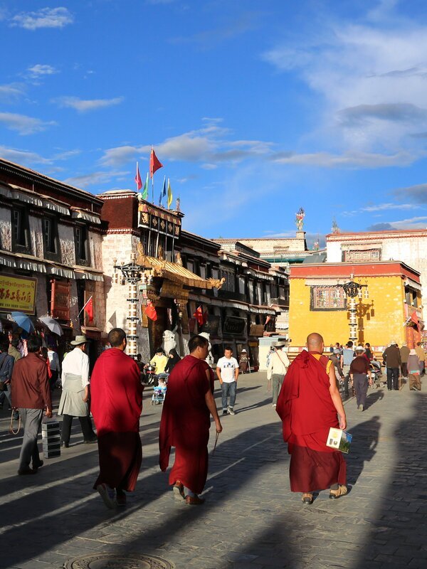 Paseo por la calle Barkhor entre peregrinos locales