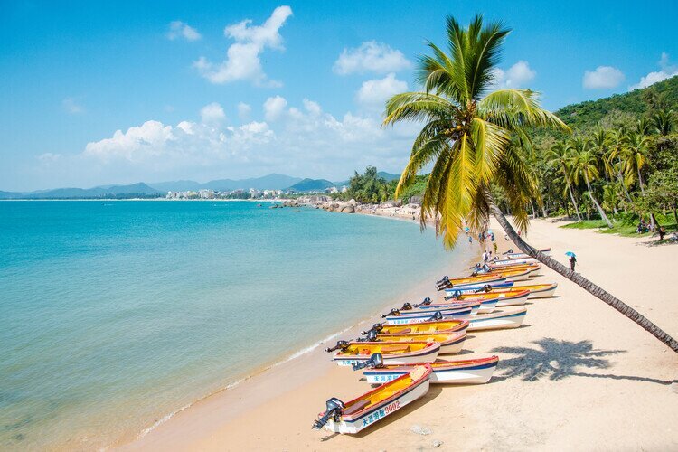 Spiaggia tropicale di Sanya sull’isola di Hainan