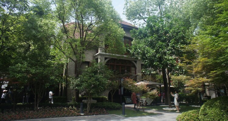 En verano, la Concesión Francesa está llena de árboles frondosos.