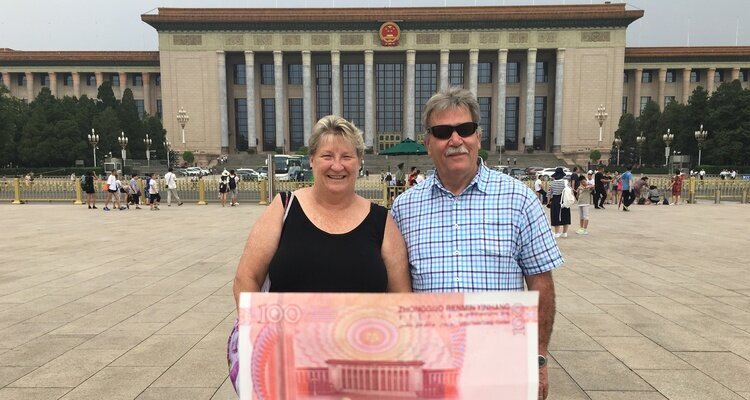 Clientes posando frente al Gran Palacio del Pueblo, también representado en el reverso del billete de 100 yuanes