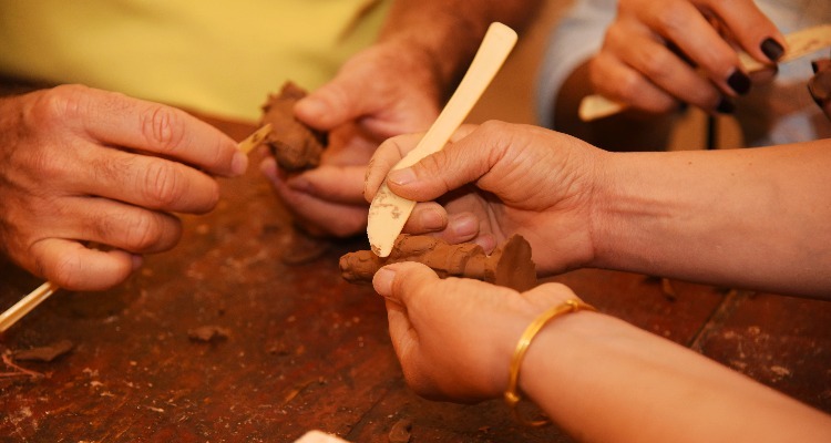 兵馬俑の作り方を体験