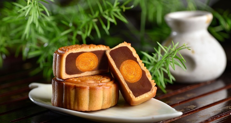 how-to-eat-mooncakes-without-embarrassing-yourself-12-useful-tips