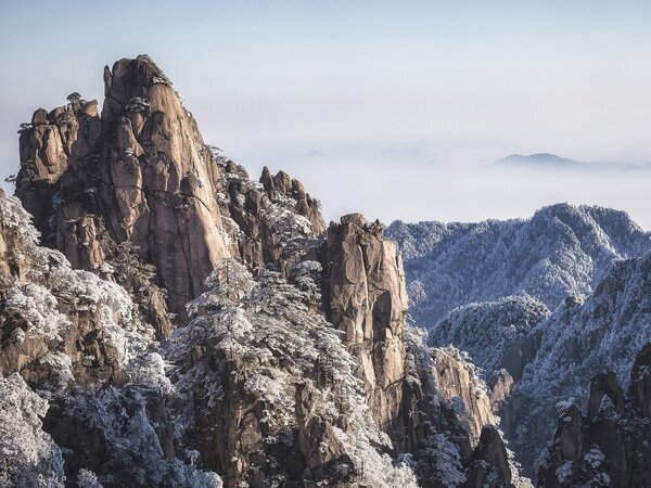 Paisaje nevado de las montañas Huangshan en invierno