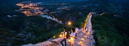 Peking und die nächtliche Große Mauer