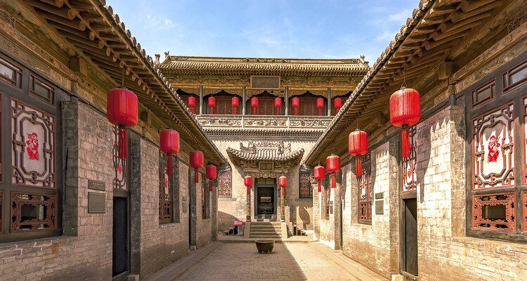Cortile tradizionale di Pingyao con lanterne rosse durante un itinerario culturale in Cina di 15 giorni