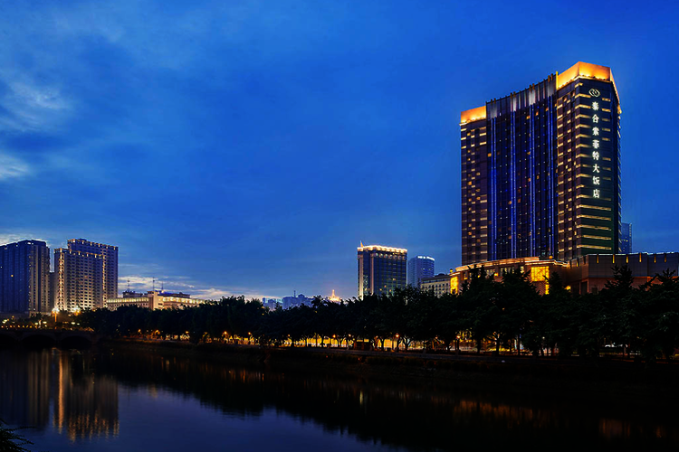 Ночной Чэнду: современные небоскребы, отели и отражения в реке Цзиньцзян