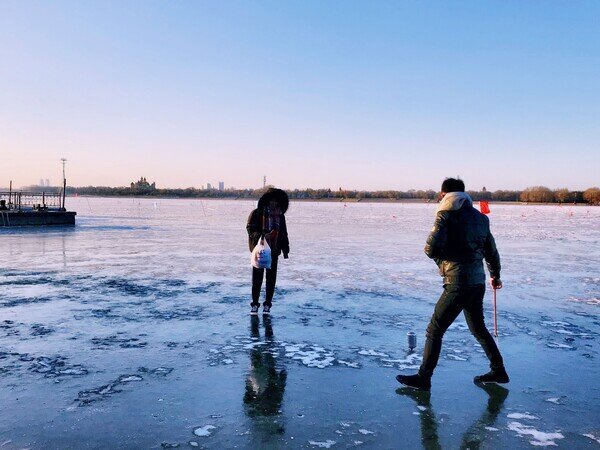 Personas caminando sobre el río Songhua congelado en Harbin